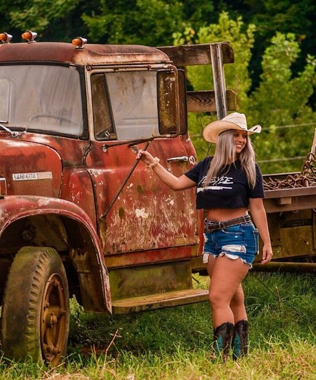 chaton courbé onlyfans nu sexy photos