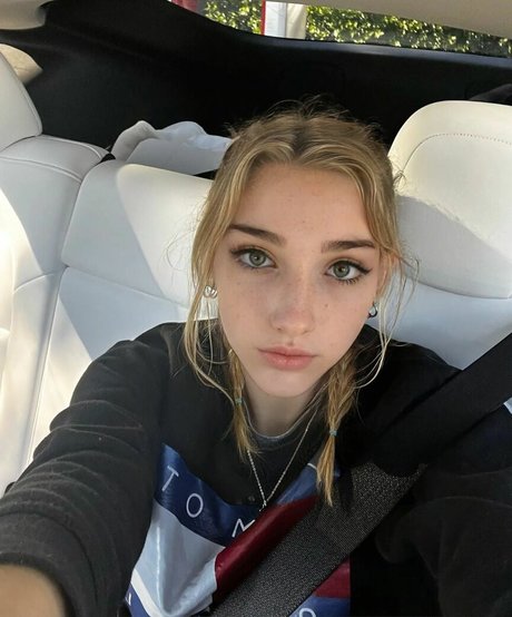 Phoebe Owns U art modèle galerie