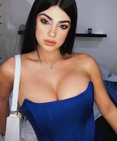 Kamila Ferreira joli modèle collection