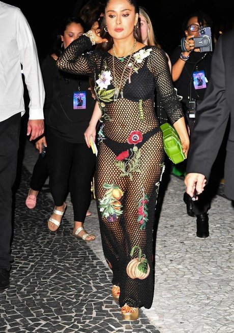 Selma Hayek star du porno gratuit image