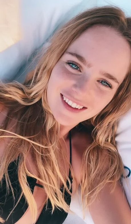 Inna Moll étoile érotique image