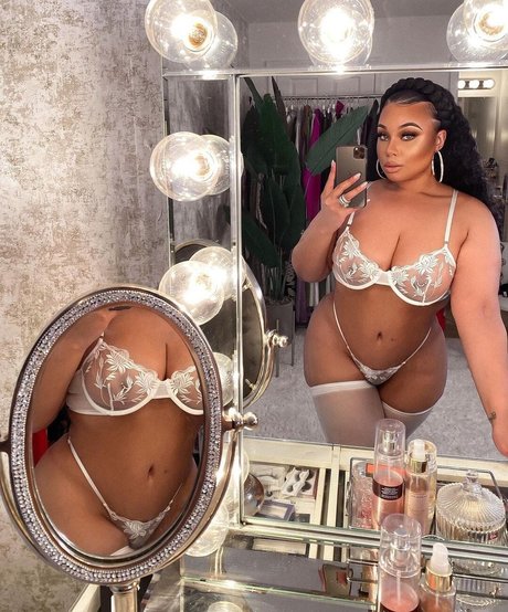 latina épaisse uniquementfans sexy érotique des photos