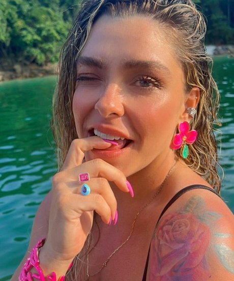 Fabiola Oliveira modèle exclusif images