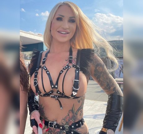 Calea Toxic star du porno nue img