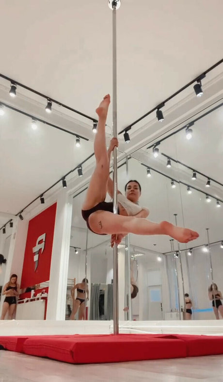 Aslhan Onur actrice érotique des photos