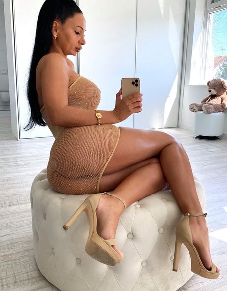 Sabina Santl modèle magnifique des photos