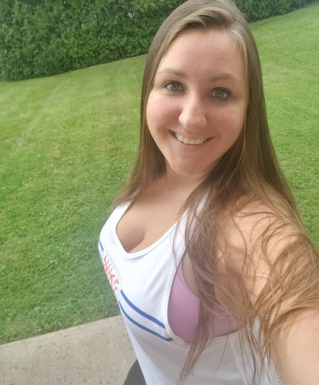 Caityy Cakesss star du porno de haute qualité image