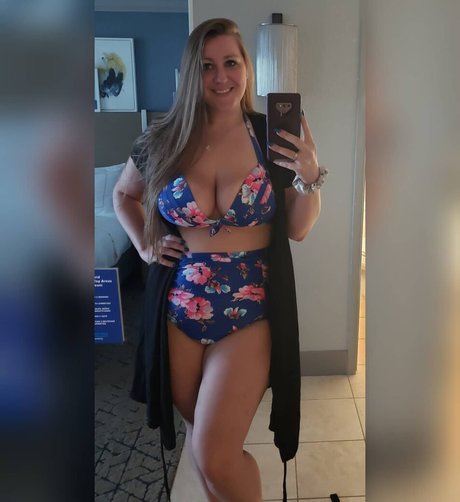 rousse aux gros seins onlyfans bel adulte img