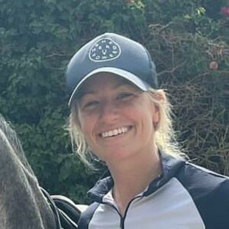 Beth Behrs actrice artistique collection