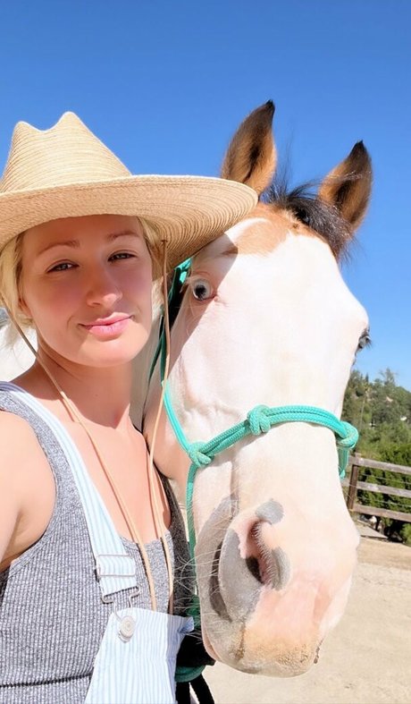 Beth Behrs étoile exclusive img