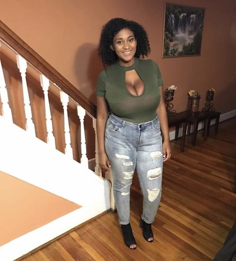 fille courbée dà côté onlyfans sexe exclusif img