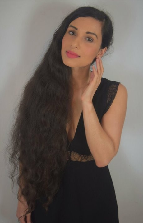 milf aux cheveux noirs onlyfans art image