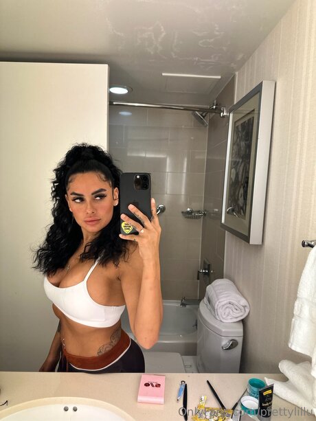 Prettylillu star du porno érotique des photos