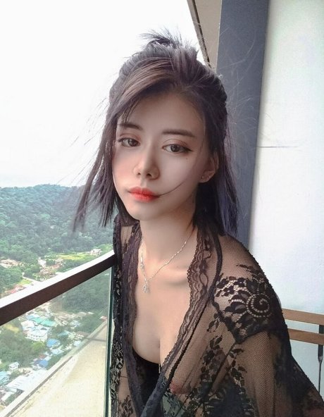 HyunIris étoile adulte archive