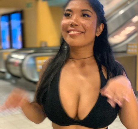 fille courbée dà côté onlyfans xxx pornographique des photos