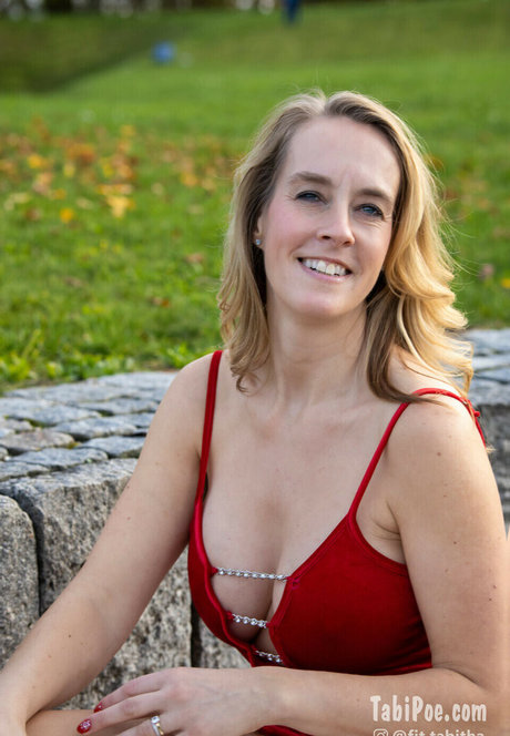 Tabi Poe nus de stars du porno image