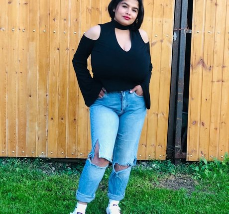 Melannia modèle porno photos