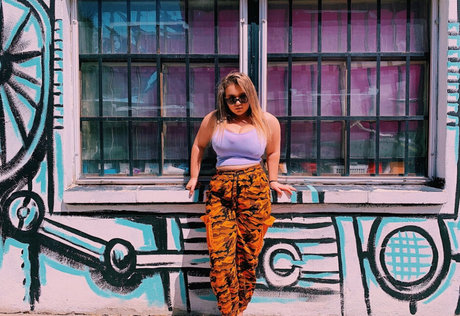 blonde aux gros seins onlyfans adulte chaud images