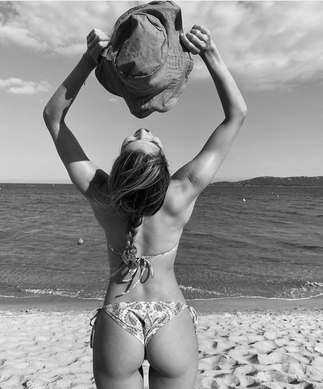 Iris Mittenaere modèle exclusif des photos