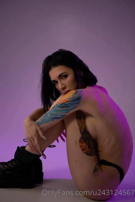 Mika Davis modèle pornographique galerie