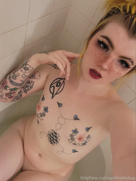 fille courbée dà côté onlyfans plutôt sexy img