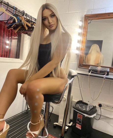 infirmière brune onlyfans top jolie photo