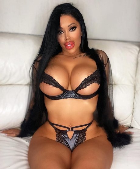 Lara Frost star exclusive des photos