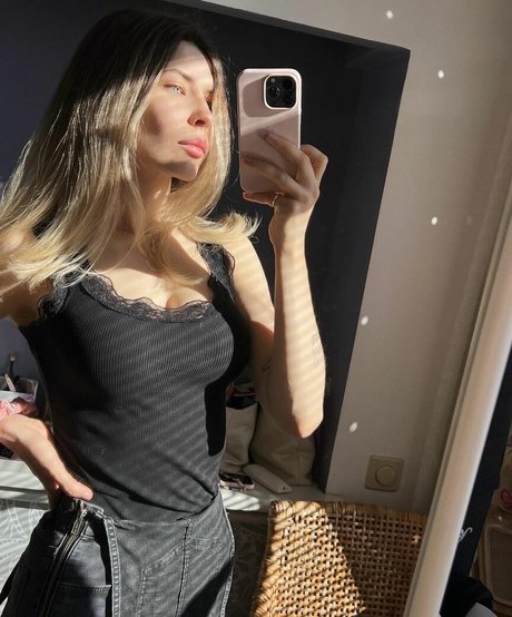 Ninaloudlemon modèle joli galerie