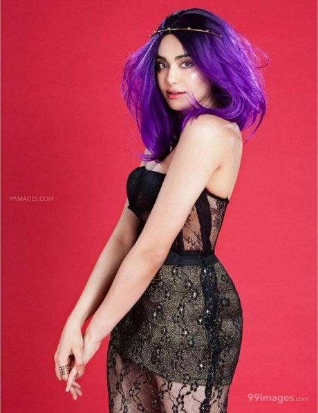 Adah Sharma nus de stars du porno img