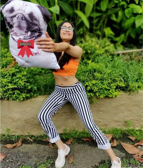 Adah Sharma nus de stars du porno galeries