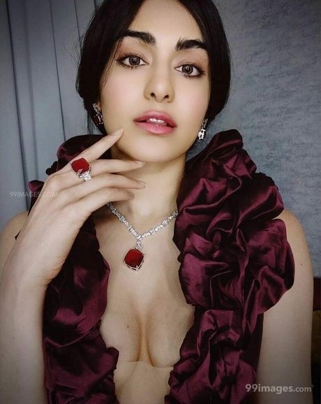 Adah Sharma star du porno adulte archive
