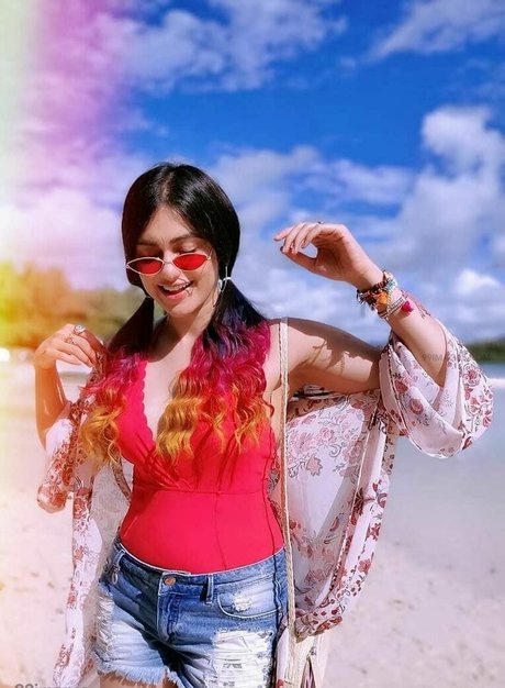 pom-pom girl asiatique onlyfans parfait gratuit image