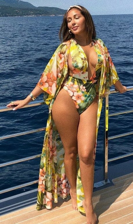Adrienne Bailon art étoile collection