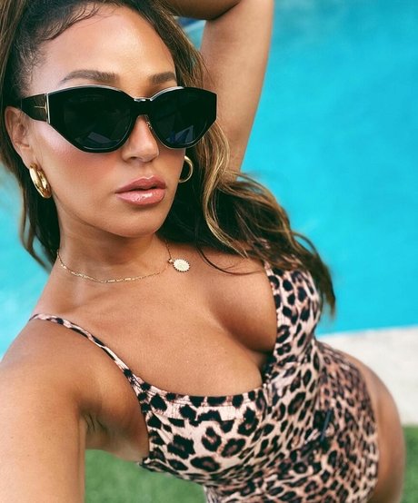 Adrienne Bailon modèle sympa photos