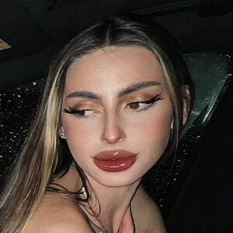 Carla Daiana modèle joli image