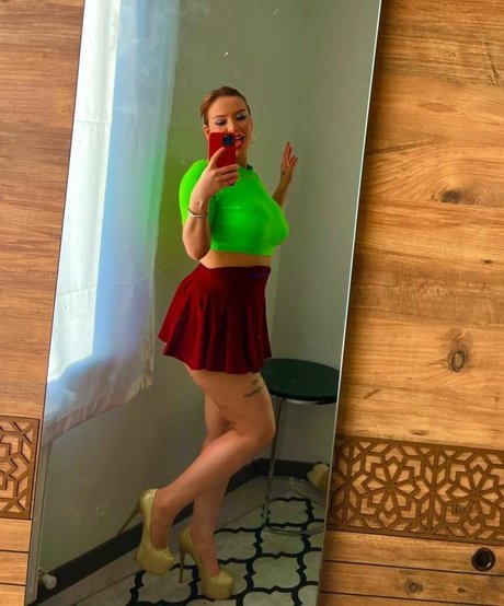 Arzu Ylmaz étoile nue archive