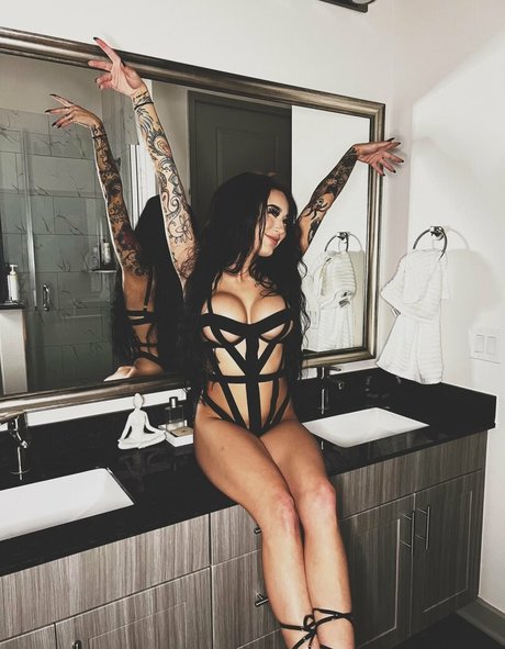 Lindsay Laurent star du porno belle des photos