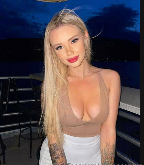 BlondBunni étoile érotique photo