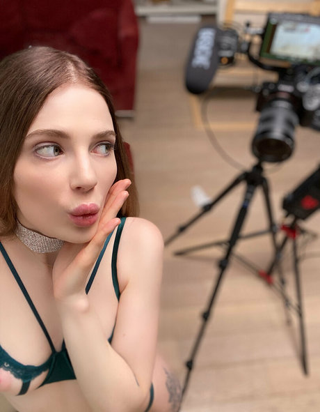 Little Rieslin actrice sexy photos