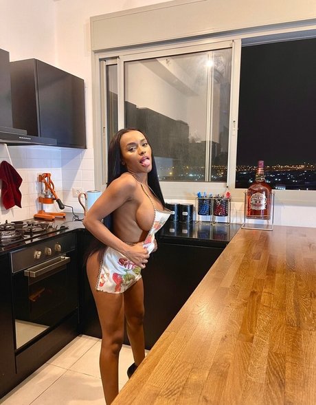 Sapir Adona modèle exclusif image