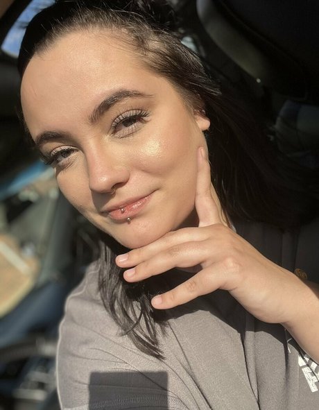 HornyThickKitten modèle magnifique des photos