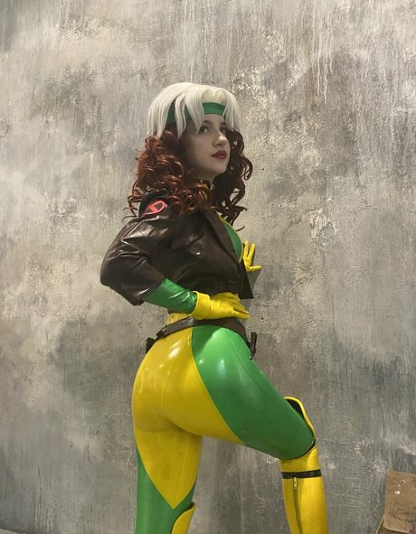 Anastasia Galuzina nus étoiles des photos