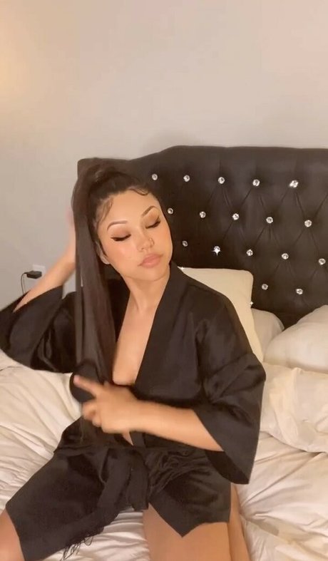 Alisa Nouchi actrice érotique collection