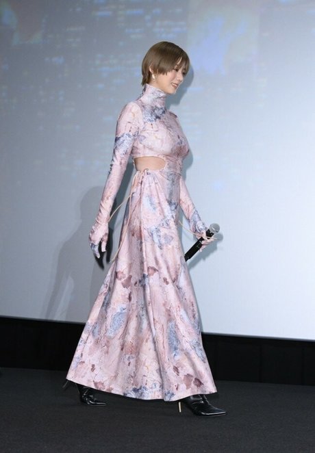 Elaiza Ikeda star du porno en haute qualité des photos