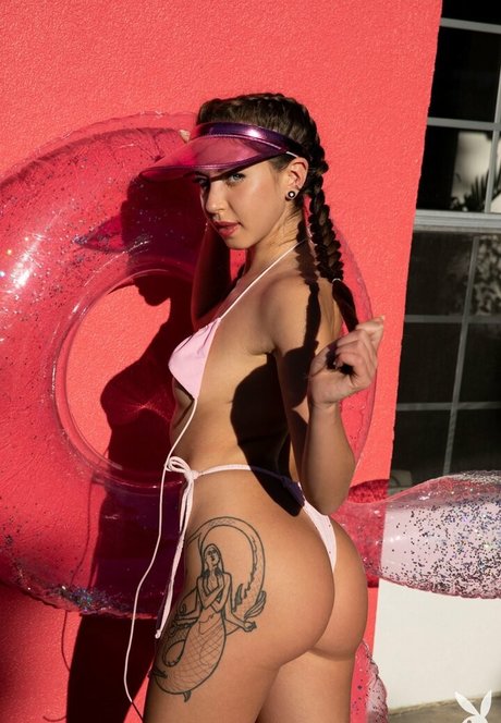 Lauryn Wolfe modèle nu galerie