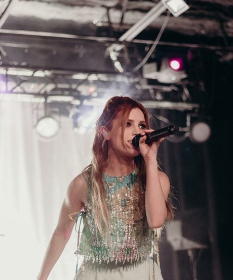 Sydney Sierota modèle nu img