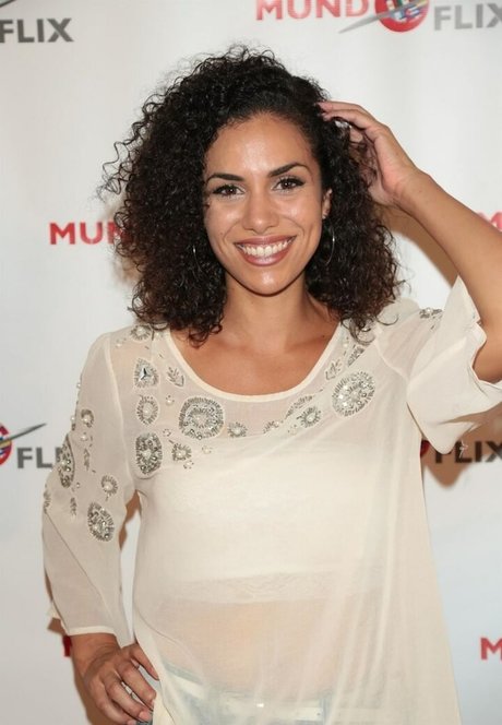 Andrea Sixtos actrice exclusive archive