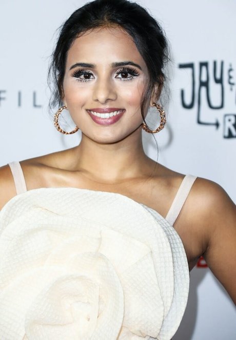 Aparna Brielle étoile chaude archive