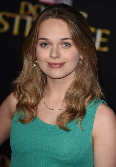 Alyssa Jirrels star exclusive photo