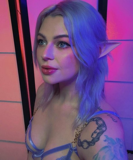 Waifunextdoor beau modèle des photos